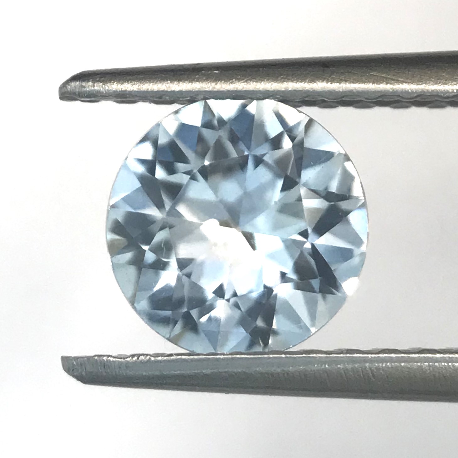 0.96ct Round Brilliant Cut Sapphire 0.96ct Round Brilliant Cut Sapphire