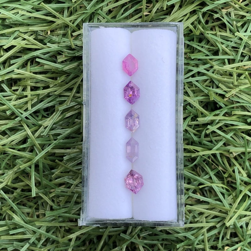 2.27tcw Hexagon Step Cut Sapphire Parcel (5pcs) 2.27tcw Hexagon Step Cut Sapphire Parcel (5pcs)
