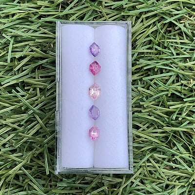 1.67tcw Hexagon Step Cut Sapphire Parcel (5pcs) 1.67tcw Hexagon Step Cut Sapphire Parcel (5pcs)