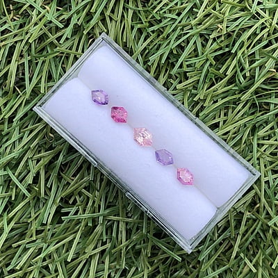 1.67tcw Hexagon Step Cut Sapphire Parcel (5pcs) 1.67tcw Hexagon Step Cut Sapphire Parcel (5pcs)