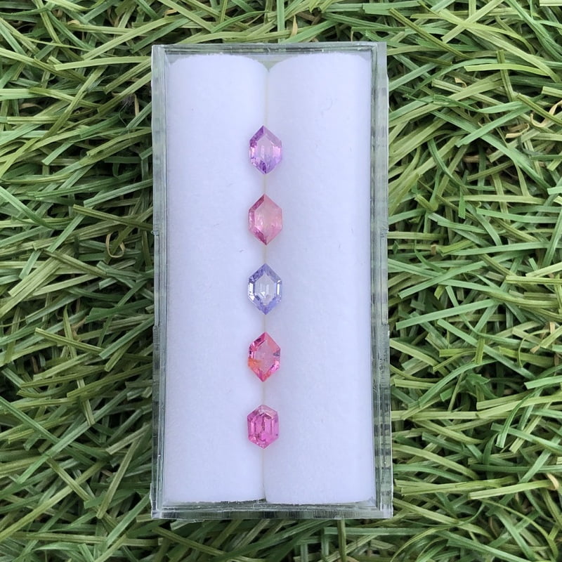 1.40tcw Hexagon Step Cut Sapphire Parcel (5pcs) 1.40tcw Hexagon Step Cut Sapphire Parcel (5pcs)