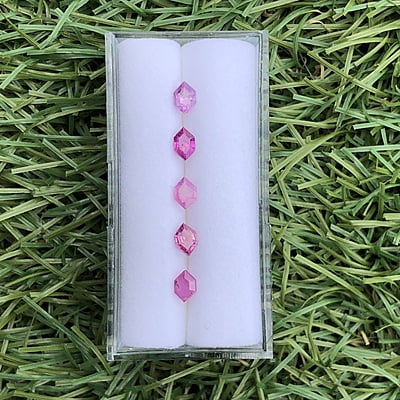 1.37tcw Hexagon Step Cut Sapphire Parcel (5pcs) 1.37tcw Hexagon Step Cut Sapphire Parcel (5pcs)