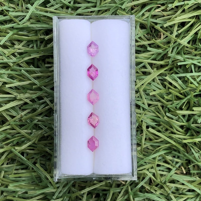 1.37tcw Hexagon Step Cut Sapphire Parcel (5pcs) 1.37tcw Hexagon Step Cut Sapphire Parcel (5pcs)
