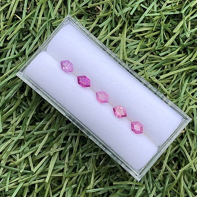 1.37tcw Hexagon Step Cut Sapphire Parcel (5pcs) 1.37tcw Hexagon Step Cut Sapphire Parcel (5pcs)