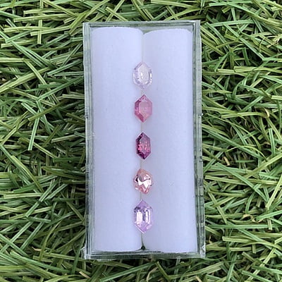 2.33tcw Hexagon Step Cut Sapphire Parcel (5pcs) 2.33tcw Hexagon Step Cut Sapphire Parcel (5pcs)