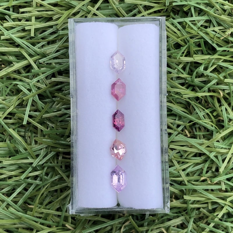 2.33tcw Hexagon Step Cut Sapphire Parcel (5pcs) 2.33tcw Hexagon Step Cut Sapphire Parcel (5pcs)