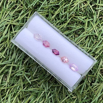 2.33tcw Hexagon Step Cut Sapphire Parcel (5pcs) 2.33tcw Hexagon Step Cut Sapphire Parcel (5pcs)