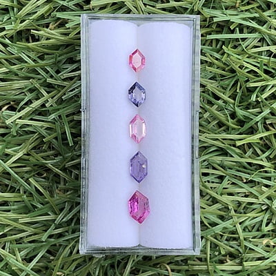 1.76tcw Hexagon Step Cut Sapphire Parcel (5pcs) 1.76tcw Hexagon Step Cut Sapphire Parcel (5pcs)