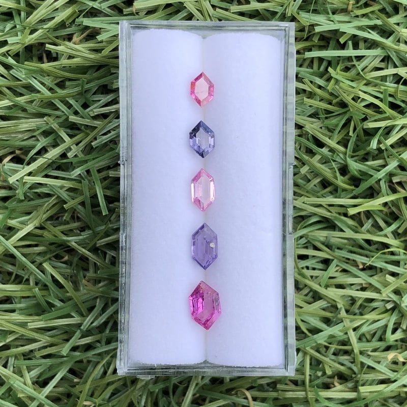1.76tcw Hexagon Step Cut Sapphire Parcel (5pcs) 1.76tcw Hexagon Step Cut Sapphire Parcel (5pcs)