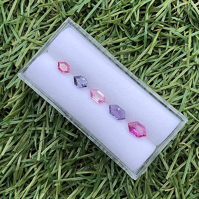 1.76tcw Hexagon Step Cut Sapphire Parcel (5pcs) 1.76tcw Hexagon Step Cut Sapphire Parcel (5pcs)