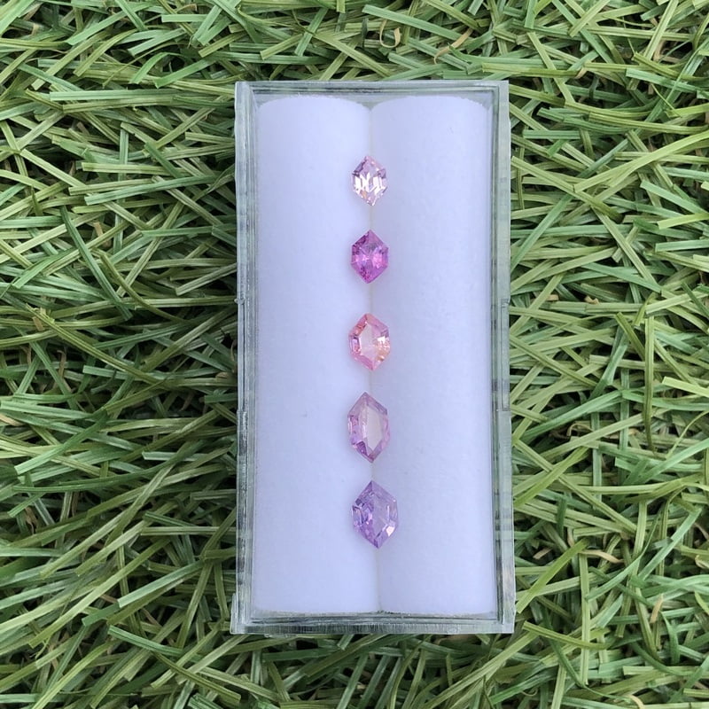 1.75tcw Hexagon Step Cut Sapphire Parcel (5pcs) 1.75tcw Hexagon Step Cut Sapphire Parcel (5pcs)