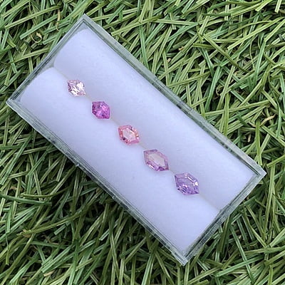 1.75tcw Hexagon Step Cut Sapphire Parcel (5pcs) 1.75tcw Hexagon Step Cut Sapphire Parcel (5pcs)