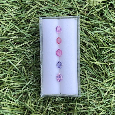 1.47tcw Hexagon Step Cut Sapphire Parcel (5pcs) 1.47tcw Hexagon Step Cut Sapphire Parcel (5pcs)