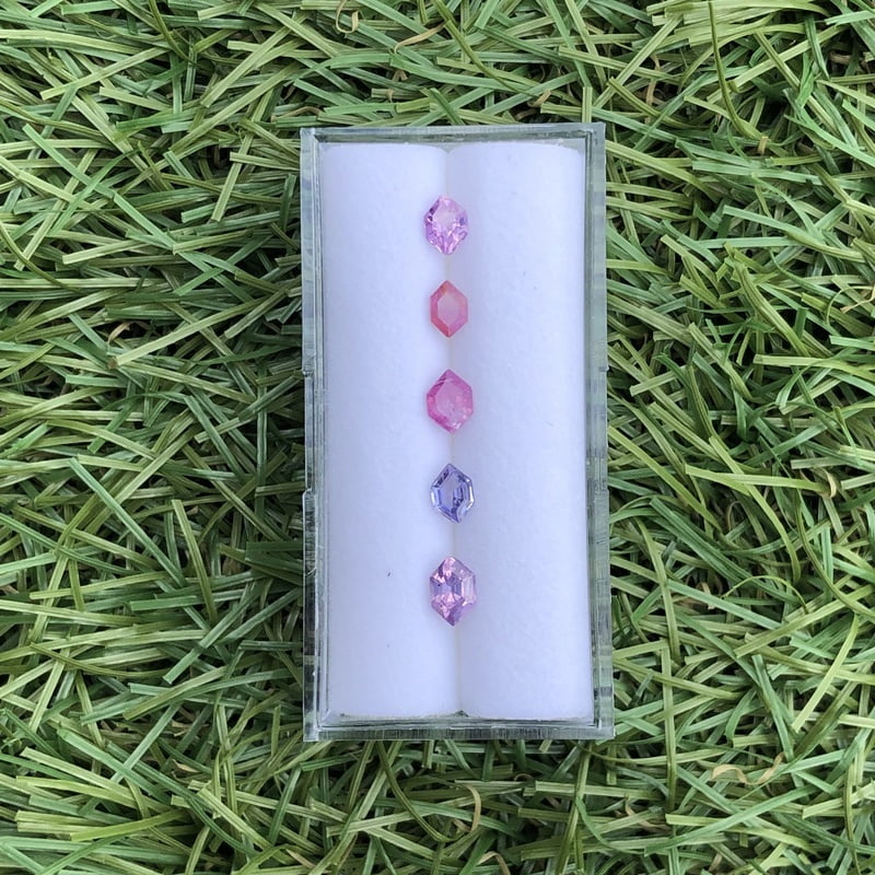 1.47tcw Hexagon Step Cut Sapphire Parcel (5pcs) 1.47tcw Hexagon Step Cut Sapphire Parcel (5pcs)