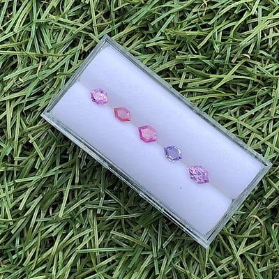 1.47tcw Hexagon Step Cut Sapphire Parcel (5pcs) 1.47tcw Hexagon Step Cut Sapphire Parcel (5pcs)