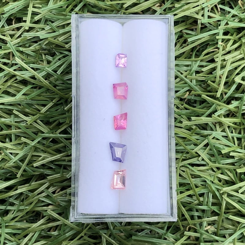 1.18tcw Fancy Step Cut Sapphire Parcel (5pcs) 1.18tcw Fancy Step Cut Sapphire Parcel (5pcs)
