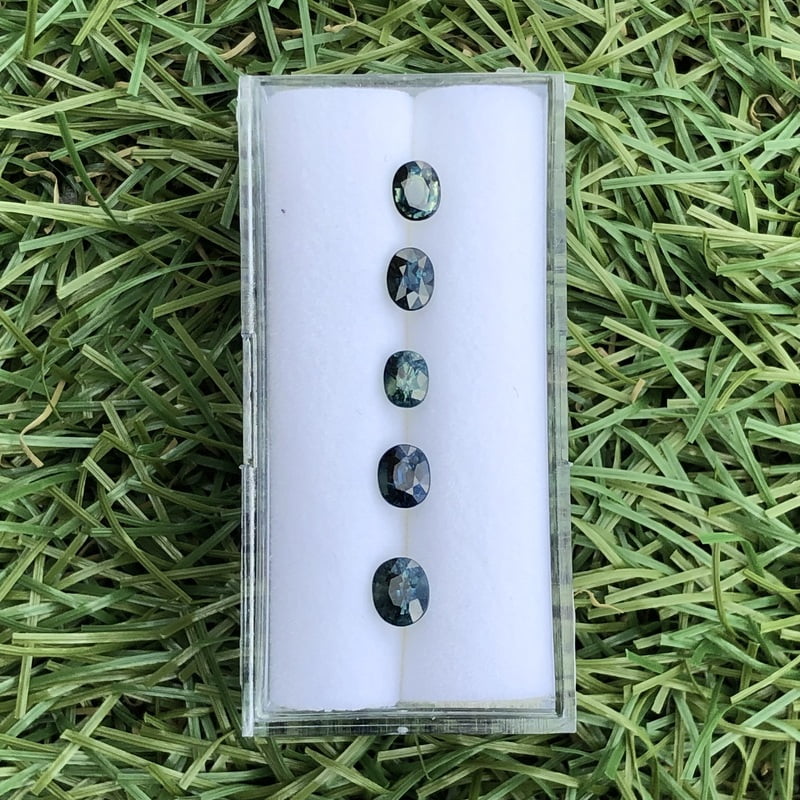 2.35tcw Oval Mixed Cut Sapphire Parcel (5pcs) 2.35tcw Oval Mixed Cut Sapphire Parcel (5pcs)